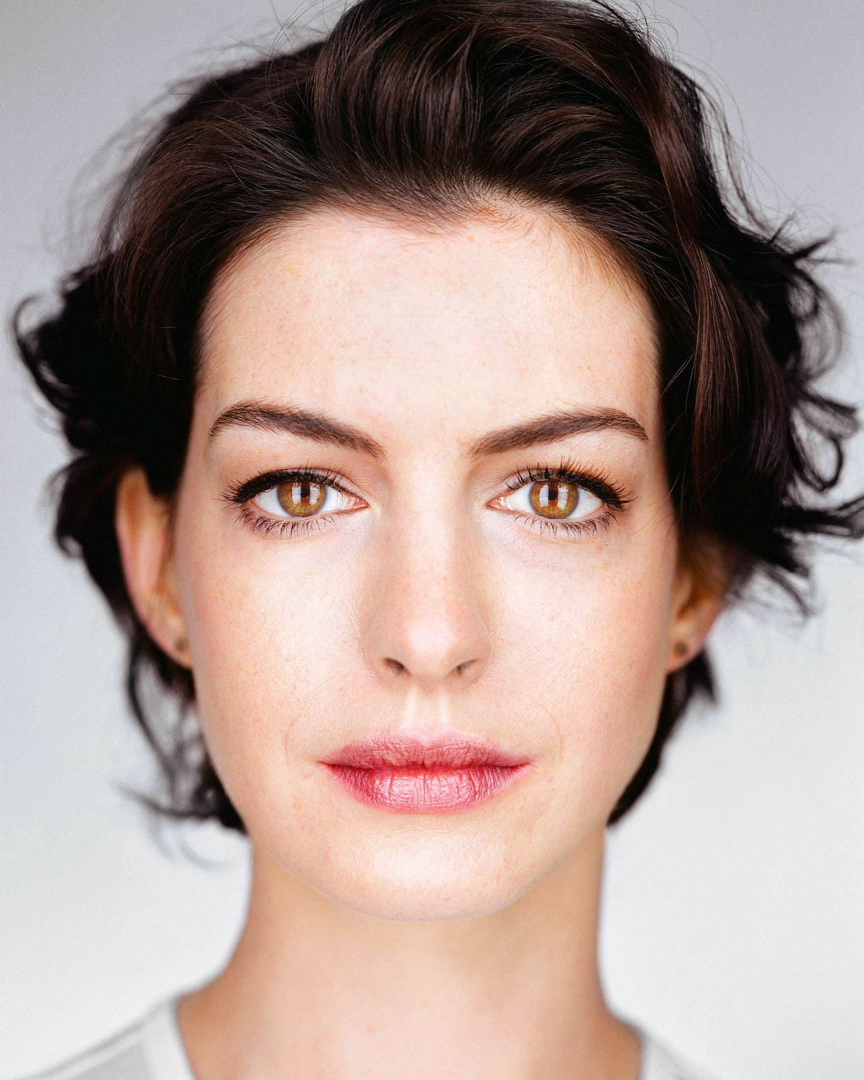 Anne Hathaway Biography, Age, Height, Early Life, Career, Husband & Net Worth (2026)